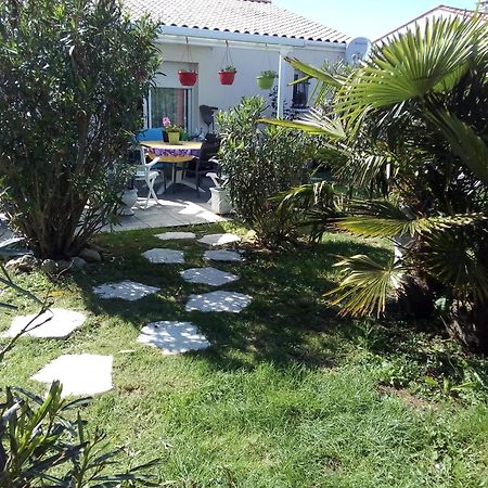 Chambre Lit Double Dans Pavillon , Chez Lilyanne Tonnay-Charente Exterior foto
